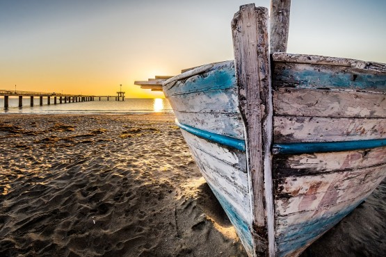 old wooden boat at sunrise 2873907 1280